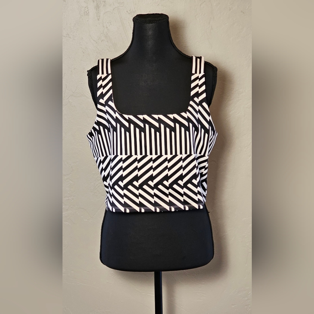 [EXPRESS] Body Contour ☆ Black & Off White Geometric Crop Top《XL》 Square…